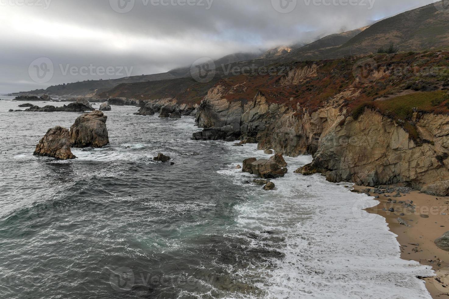 visie van de rotsachtig grote Oceaan kust van garrapata staat park, Californië. foto