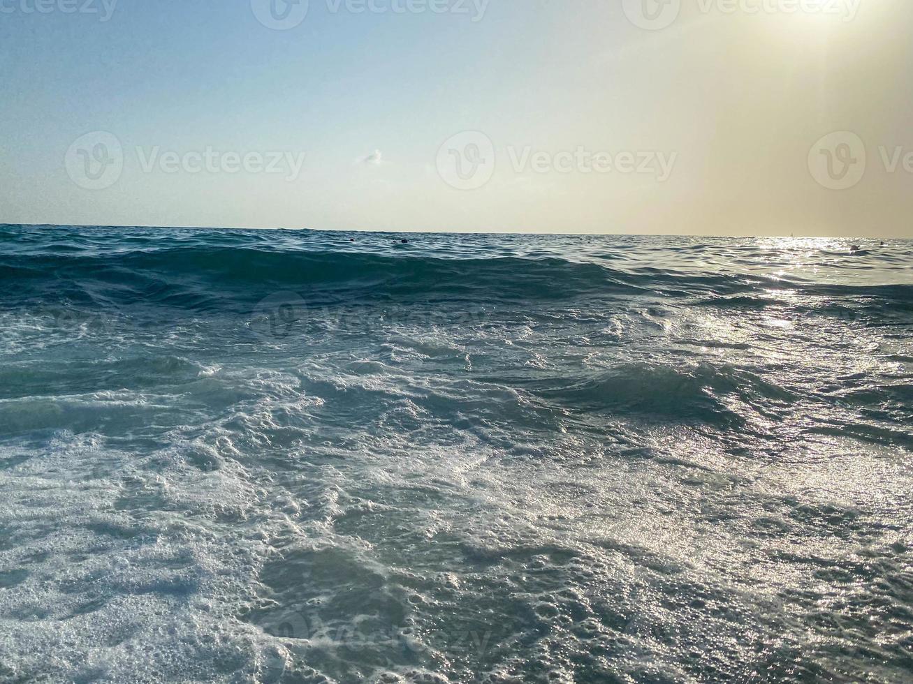 golven, spatten van water Aan de strand Bij de zee Aan vakantie in een toerist warm oostelijk tropisch land zuidelijk paradijs toevlucht Aan vakantie. de achtergrond foto