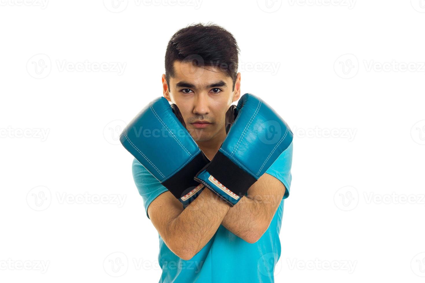 jong vent staat gevouwen armen in blauw boksen handschoenen is geïsoleerd Aan een wit achtergrond foto