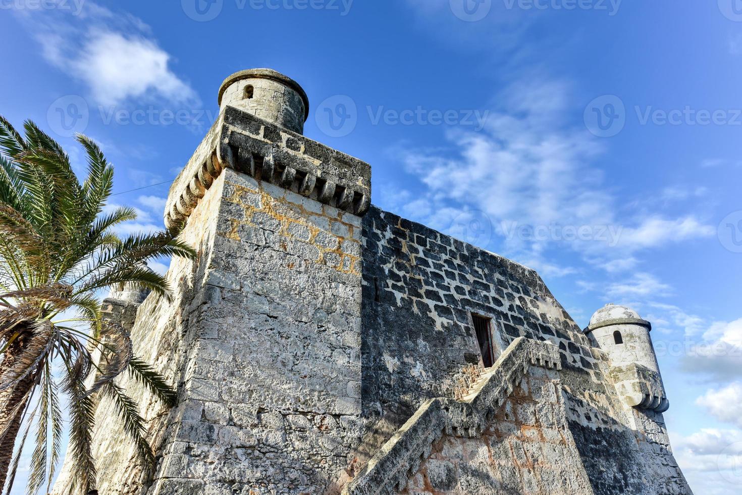 de Spaans fort, torreon de cojimar, in cohimar, Cuba. cojimar is een klein visvangst dorp oosten- van havanna. het was een inspiratie voor ernest hemingways beroemd roman de oud Mens en de zee. foto