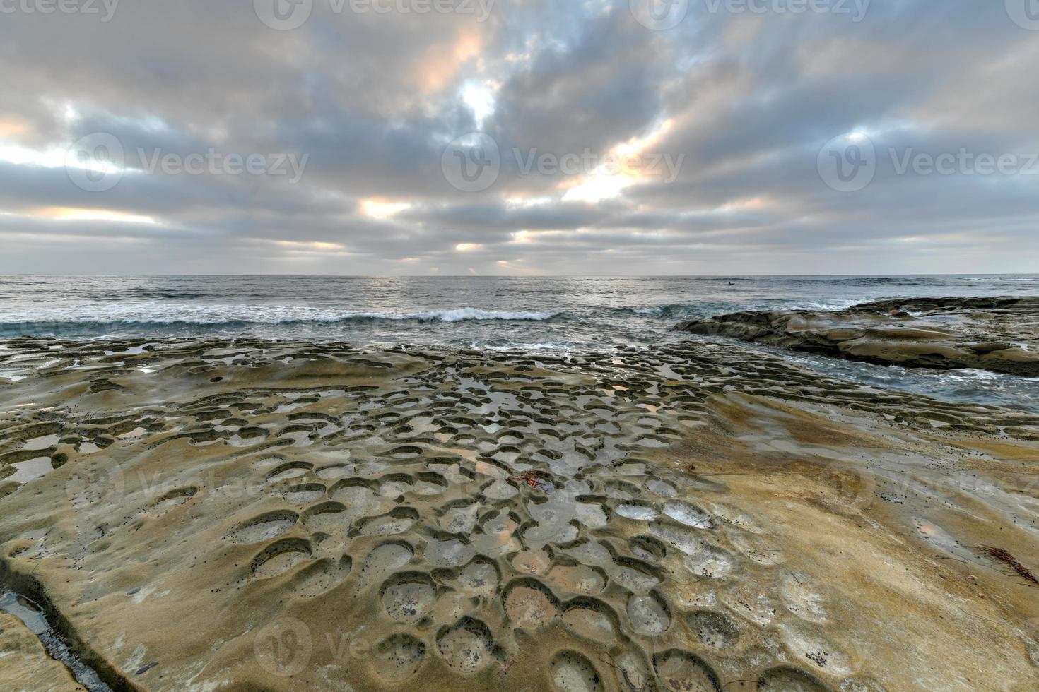 zonsondergang Bij de tij zwembaden in la jolla, san diego, Californië. foto