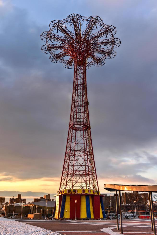 nieuw york stad - december 10, 2017 - coney eiland promenade met parachute springen Bij coney eiland, ny de promenade, gebouwd in 1923, strekt zich uit voor 2.51 mijl foto