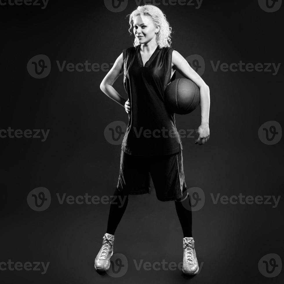 zwart en wit voor van vrouw basketballer foto