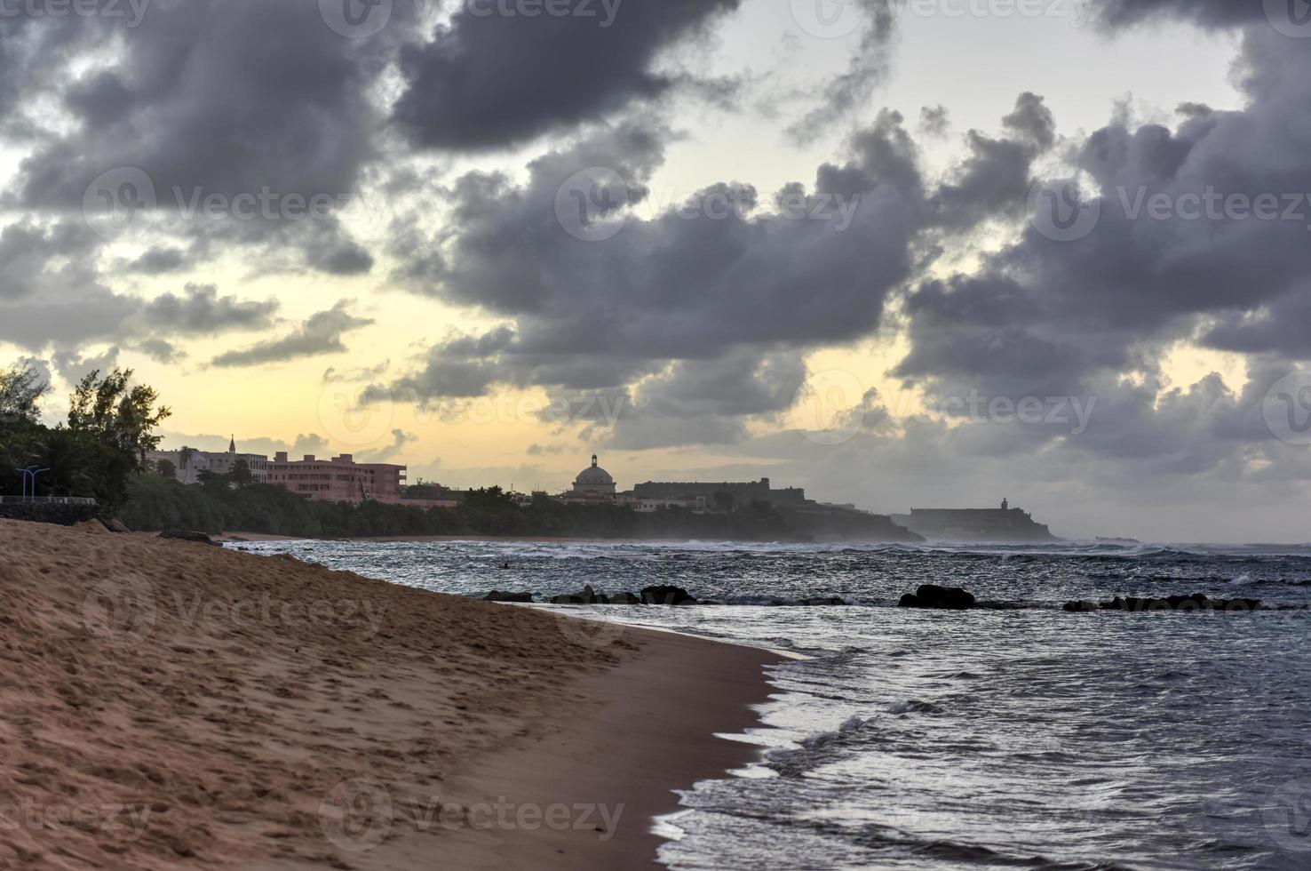 strand met golven kruispunt tegen de rotsen uit van san juan, puerto rico. foto
