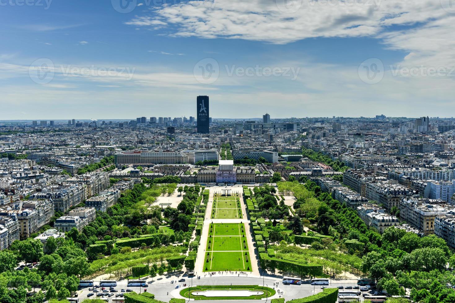 antenne panoramisch visie van Parijs en champ de Mars van eiffel toren in Parijs, Frankrijk foto