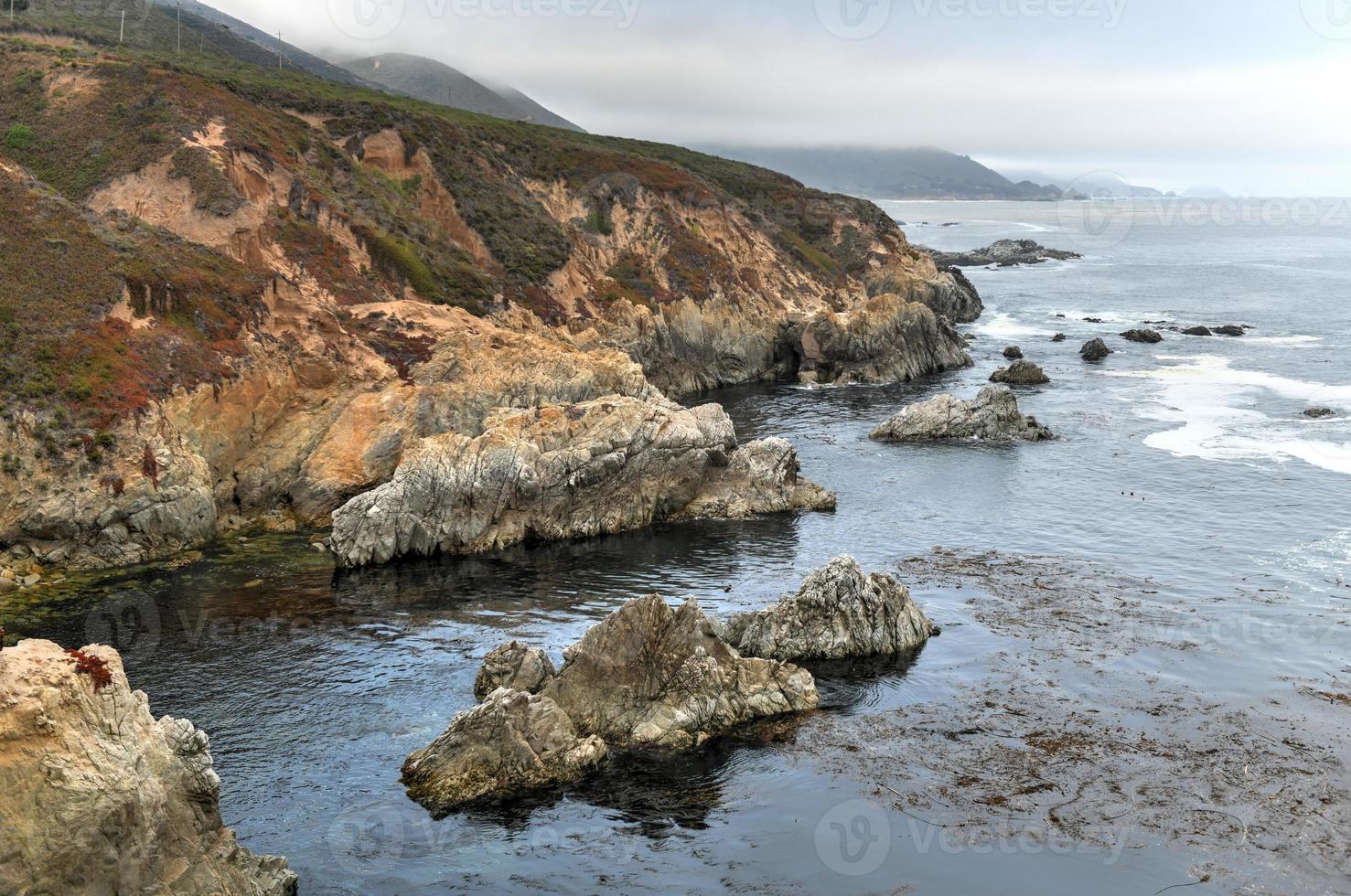 visie van de rotsachtig grote Oceaan kust van garrapata staat park, Californië. foto