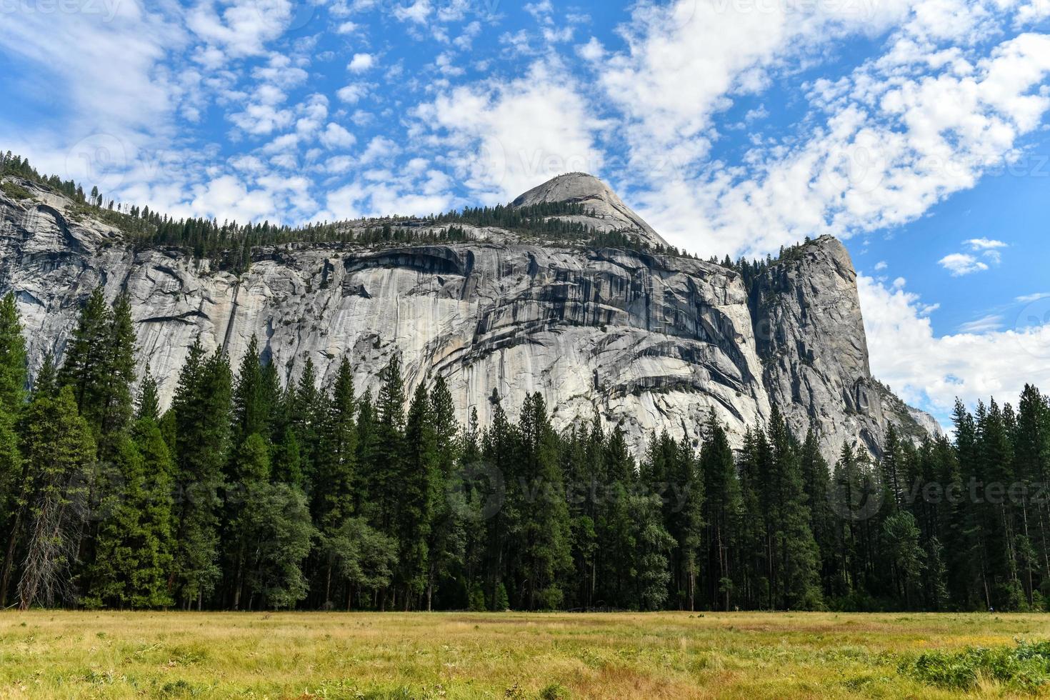 yosemite vallei Bij yosemite nationaal park. yosemite vallei is een glaciaal vallei in yosemite nationaal park in de western Sierra Nevada bergen van centraal Californië. foto