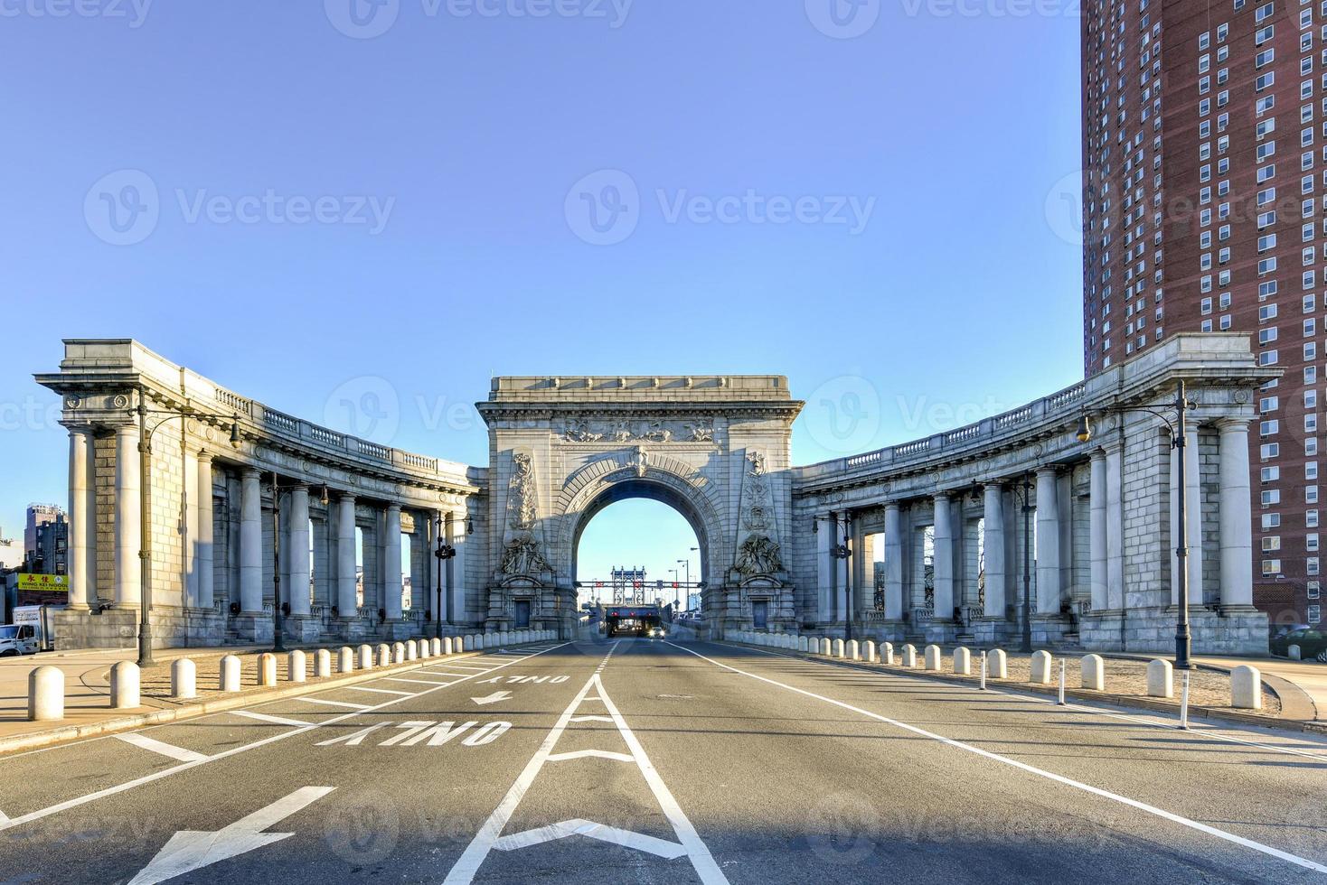 Manhattan brug boog en zuilengalerij Ingang in nieuw york, Verenigde Staten van Amerika foto