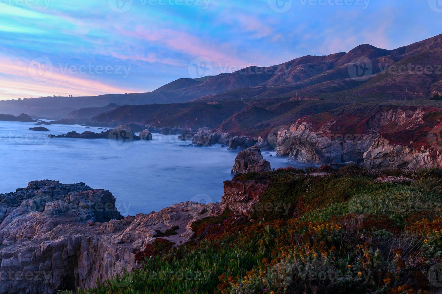 visie van de rotsachtig grote Oceaan kust van garrapata staat park, Californië. foto