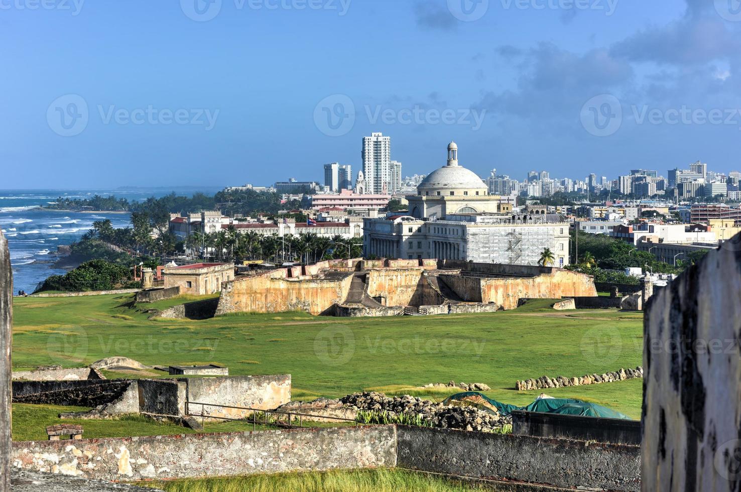 puerto rico Capitol en castillo de san cristobal, san juan, puerto rico. castillo de san cristobal is toegewezen net zo UNESCO wereld erfgoed plaats sinds 1983. foto