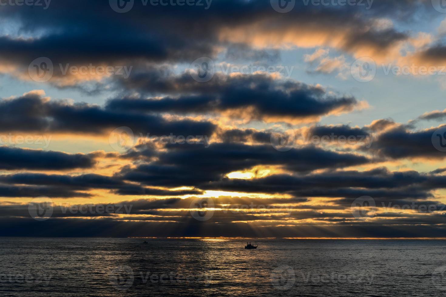 zonsondergang door de oceaan strand pier in san diego, Californië. foto