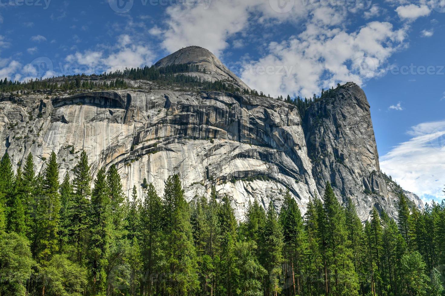 yosemite vallei visie Bij yosemite nationaal park. yosemite vallei is een glaciaal vallei in yosemite nationaal park in de western Sierra Nevada bergen van centraal Californië. foto