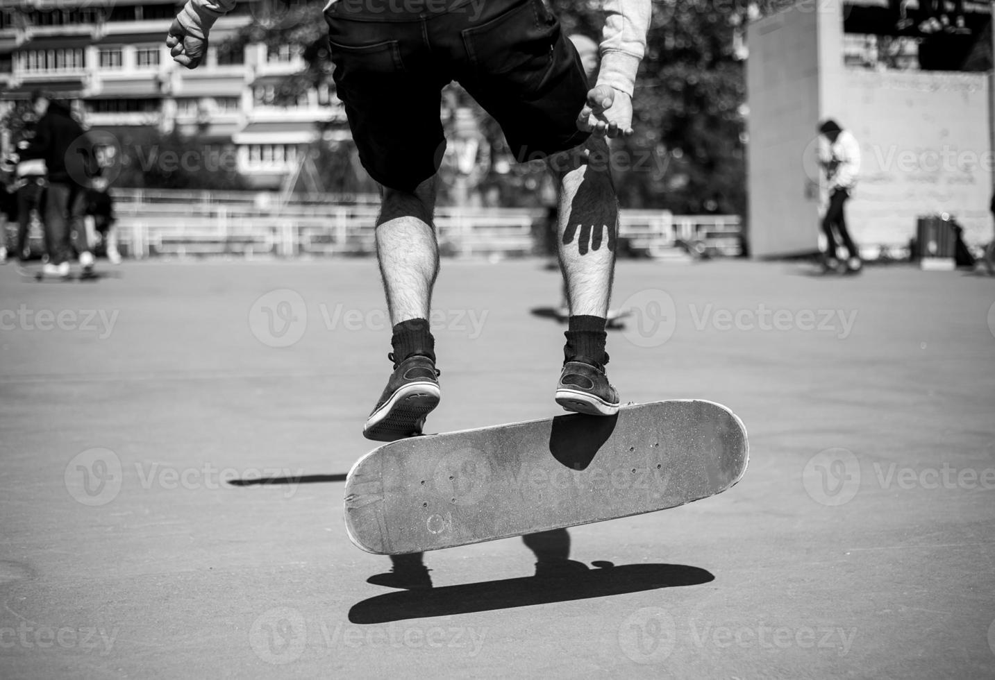 skateboarder doet de truc met een springen Aan de oprit. skateboarder vliegend in de lucht foto