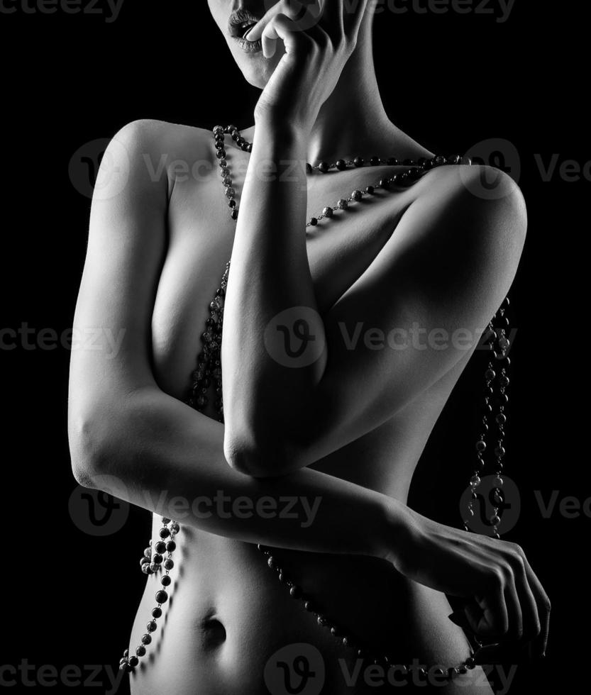 portret van een naakt meisje met mooi sieraden Aan haar lichaam foto