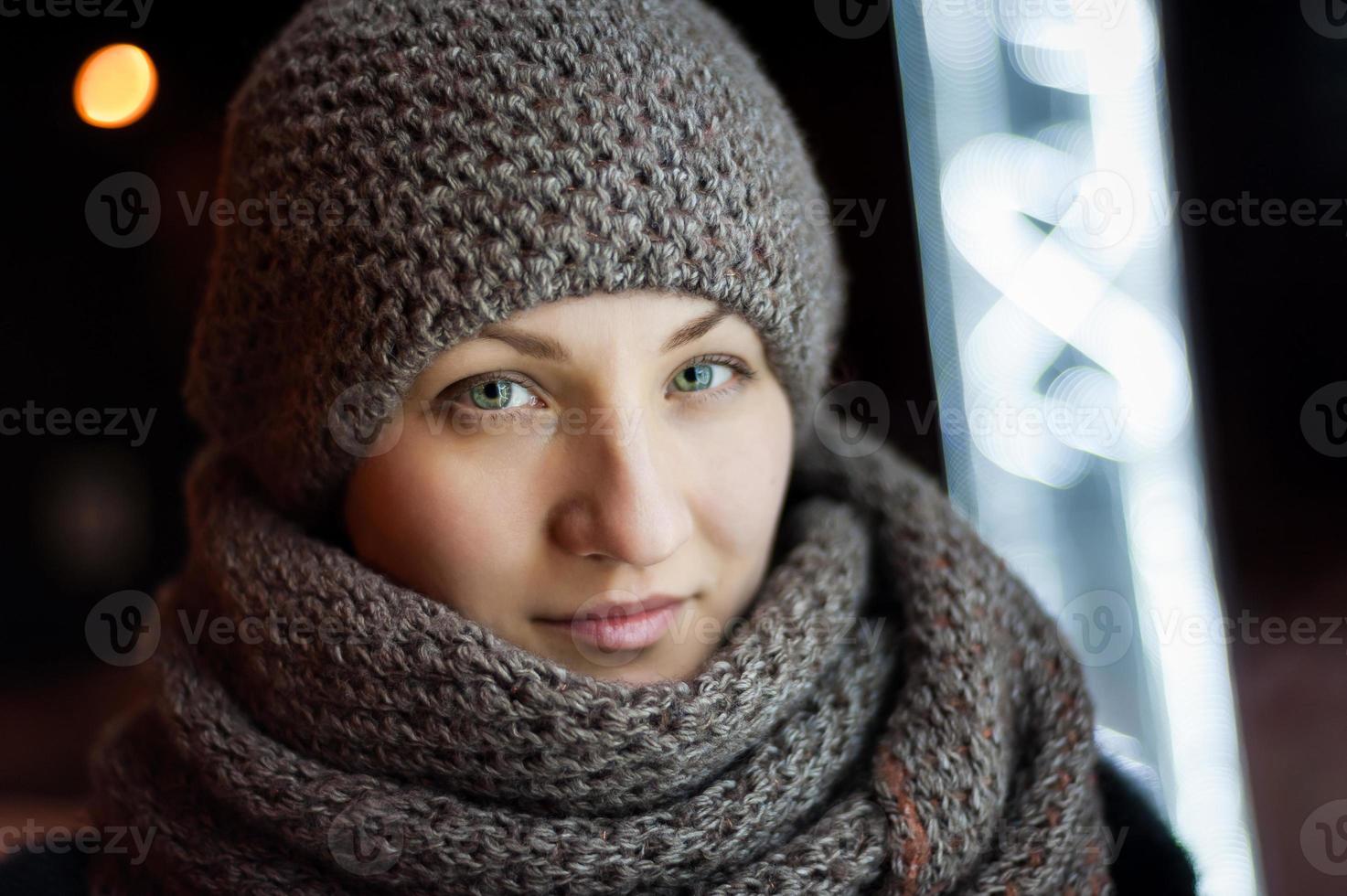 portret van een meisje Aan de straat in een sjaal en hoed foto