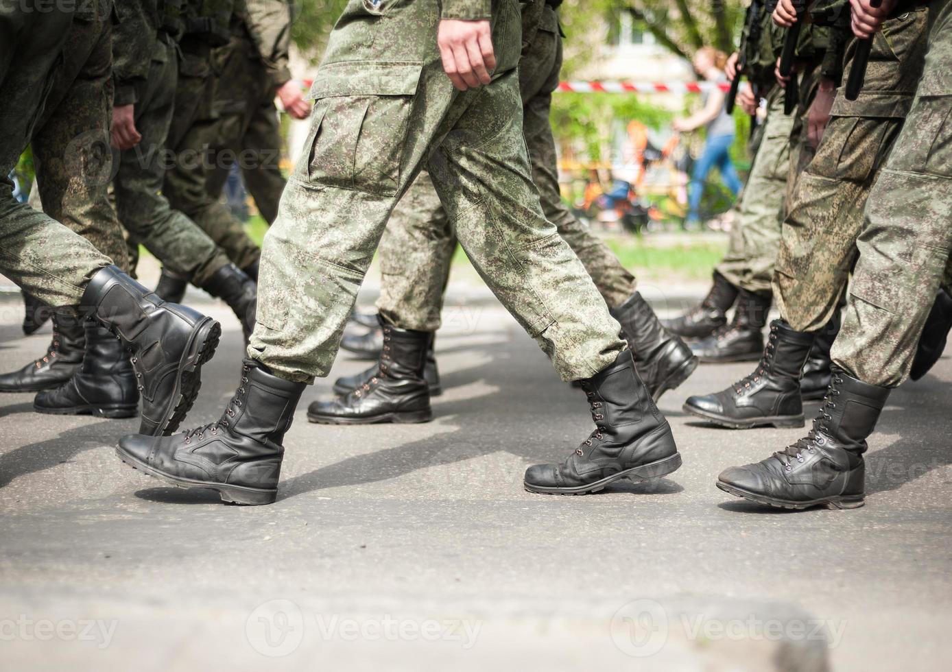 marcherende soldaten in militaire laarzen foto