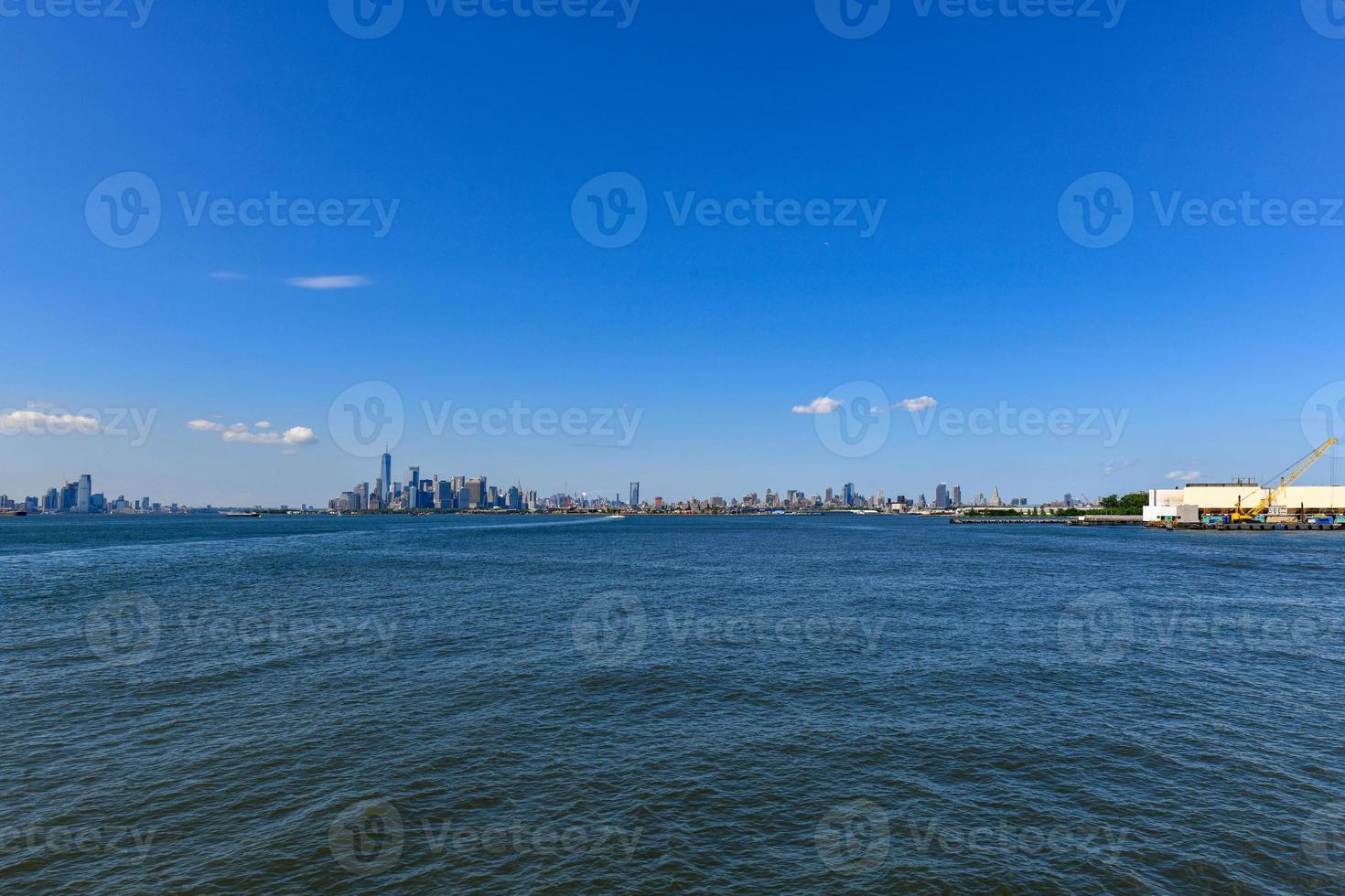 downtown nieuw york stad net zo gezien van de water van Brooklyn. foto