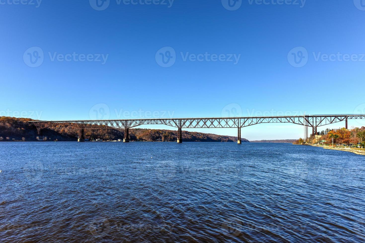 visie van de poughkeepsie spoorweg brug, ook bekend net zo loopbrug over- de hudson. het is de s werelds hoogste voetganger brug foto