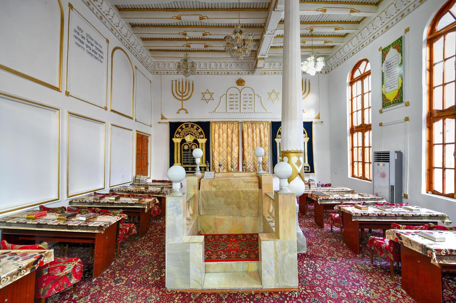 bukhara, Oezbekistan - juli 12, 2019 - interieur van de bukhara synagoge, in bukhara, Oezbekistan. foto