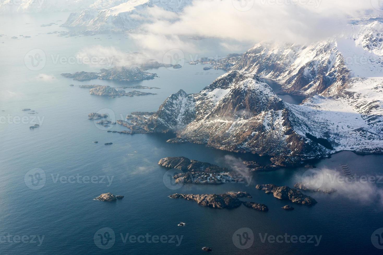 een antenne visie van de sneeuw gedekt bergen van de lofoten eilanden, Noorwegen in de winter. foto