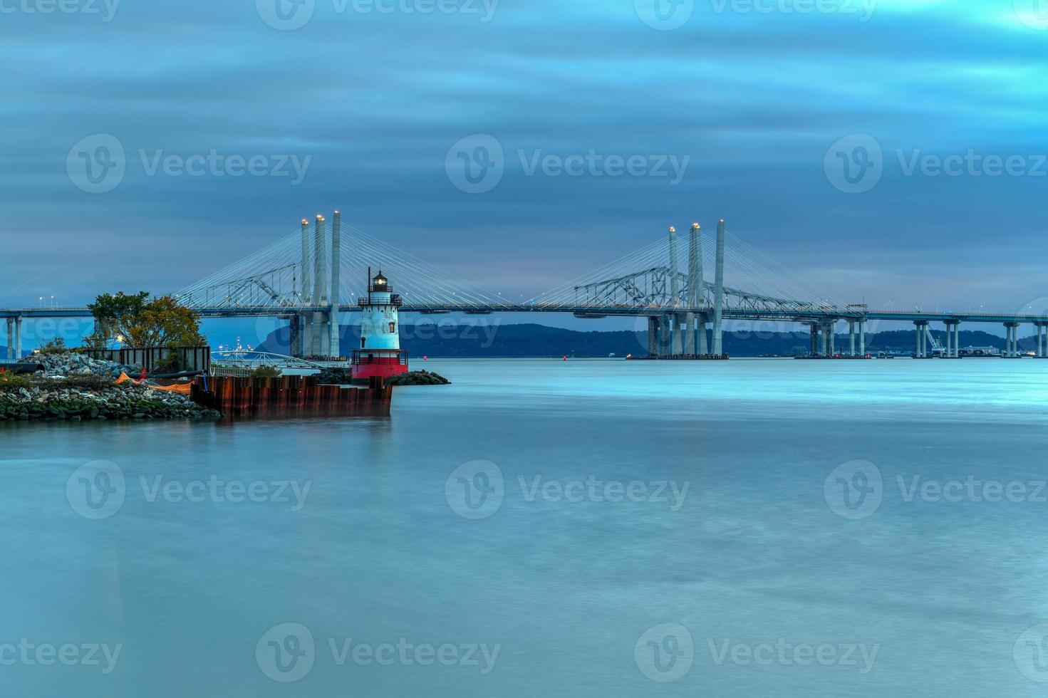nieuw en oud tikpan zee bruggen naast elkaar bestaan aan de overkant Hudson rivier- met een dramatisch zonsondergang. foto
