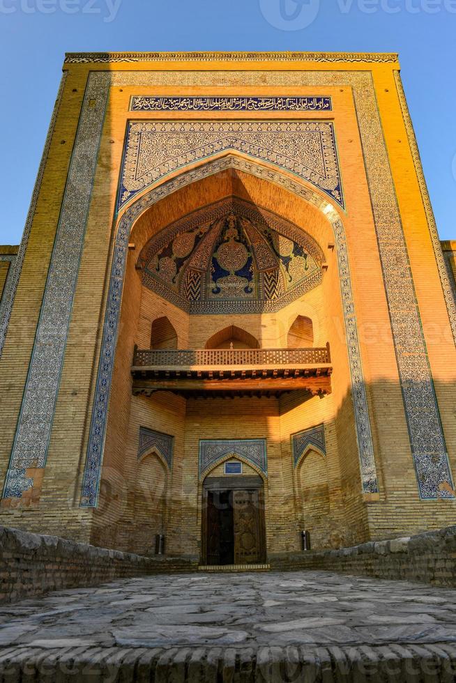 visie van de Ingang naar de Mohammed amin madrassah in kiva, Oezbekistan. foto