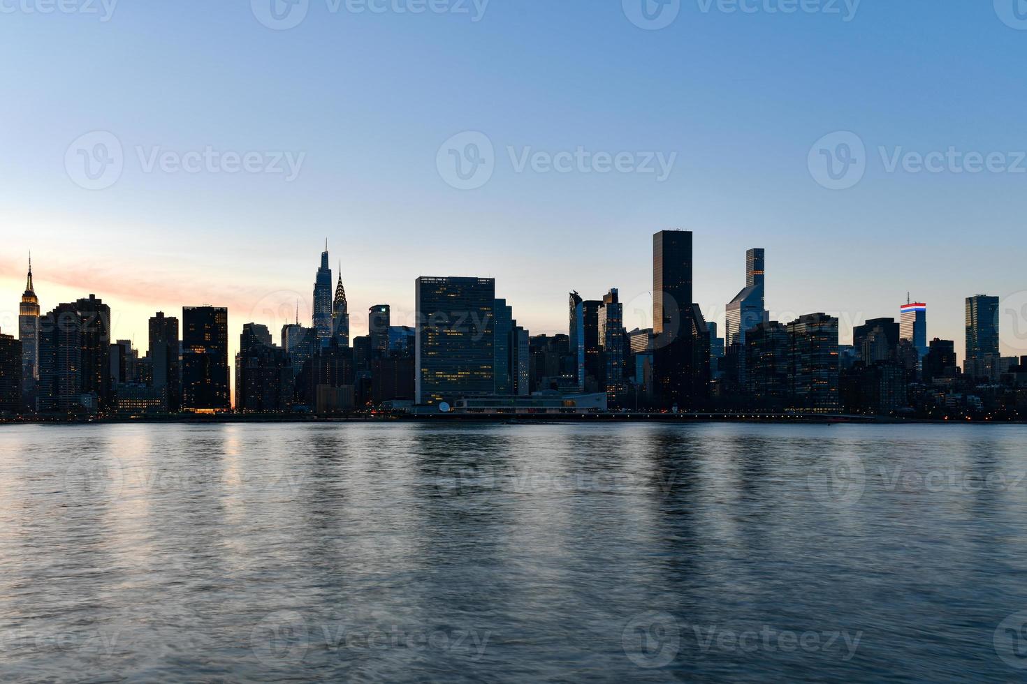 nieuw york stad - apr 7, 2021 - visie van Midtown Manhattan Bij zonsondergang van lang eiland stad, koninginnen, nieuw york stad. foto