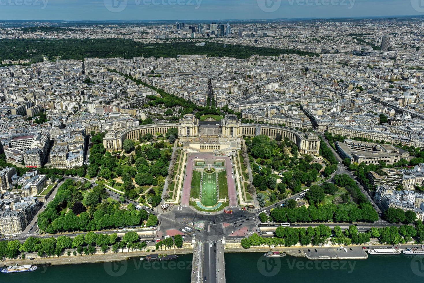 antenne visie van trocadero net zo gezien van de eiffel toren met la verdediging in de achtergrond in Parijs, Frankrijk. foto