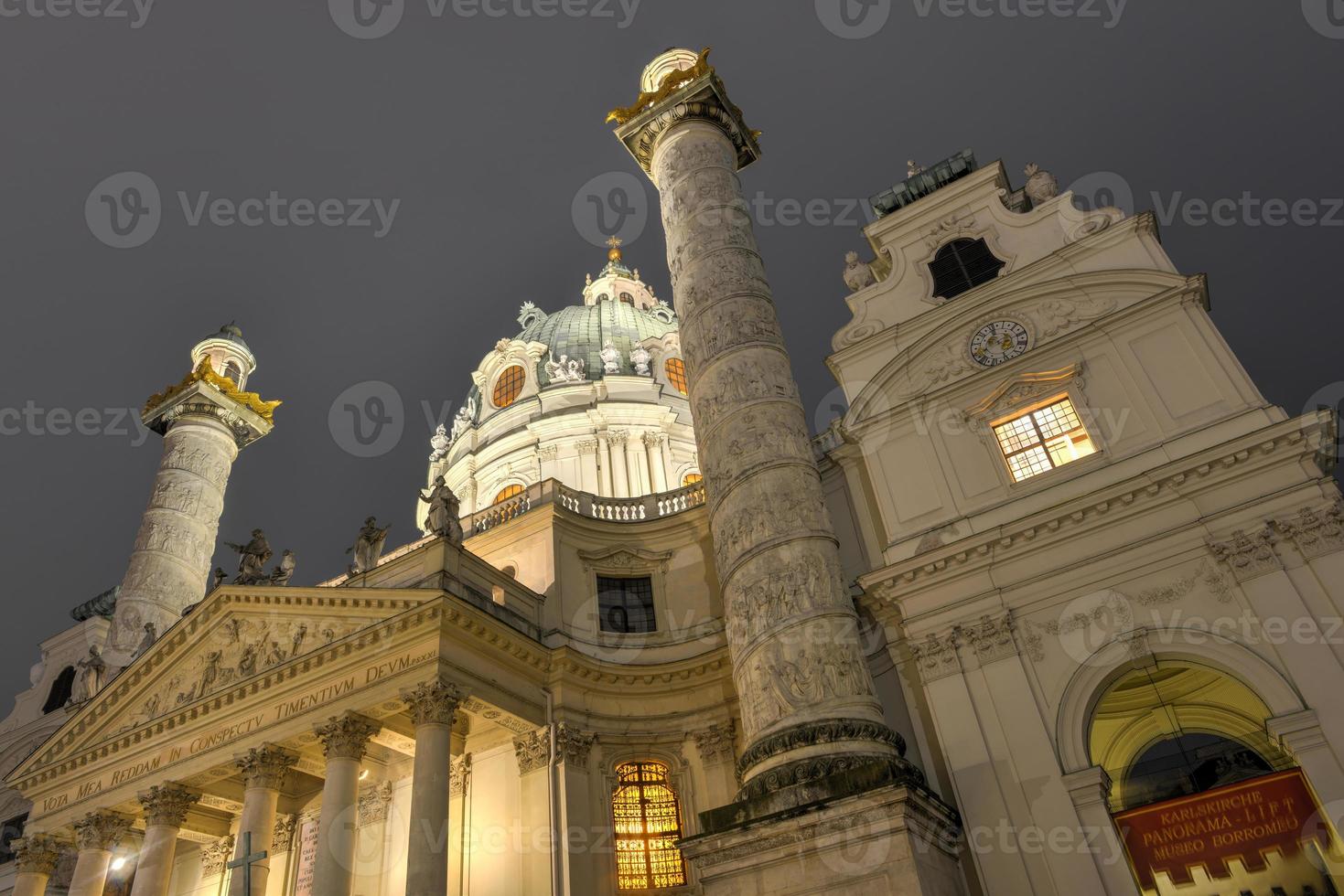 Karlskirche, Wenen Bij nacht foto