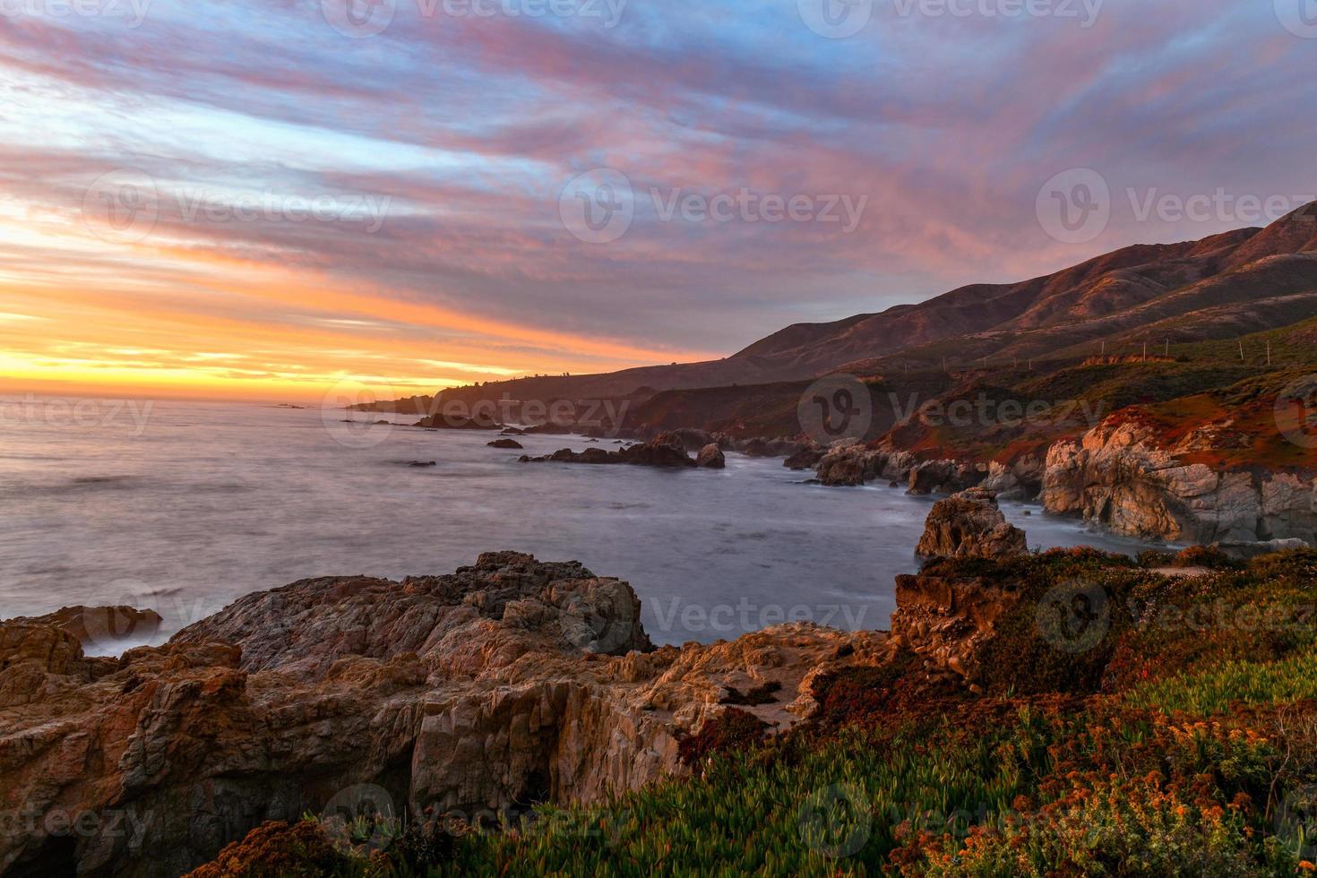 visie van de rotsachtig grote Oceaan kust van garrapata staat park, Californië. foto