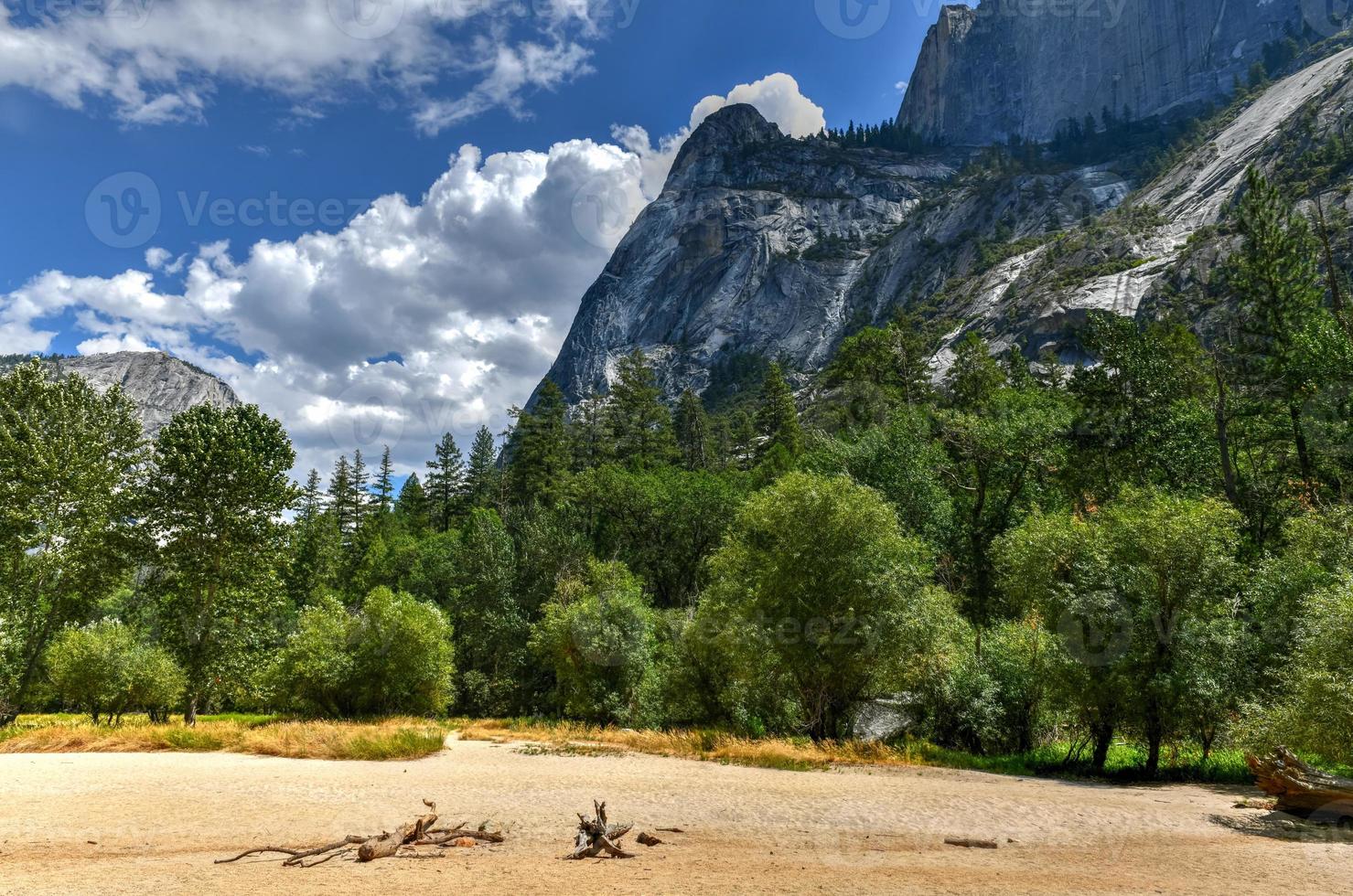 een droog spiegel weide gedurende de zomer in yosemite nationaal park, Californië, Verenigde Staten van Amerika. gedurende de zomer de weide vult met water en wordt spiegel meer. foto