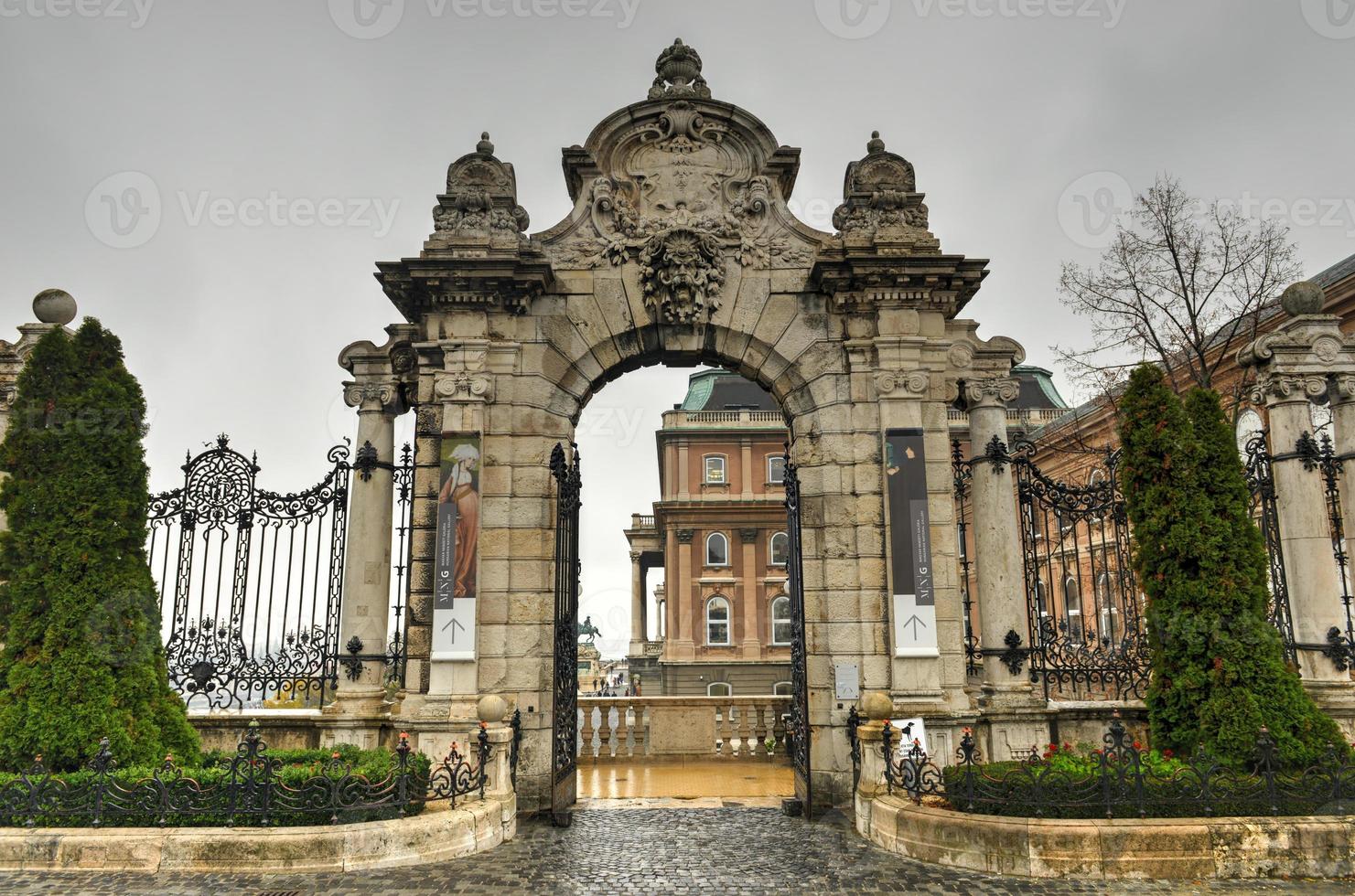 poort naar Boeda kasteel, Boedapest, Hongarije foto