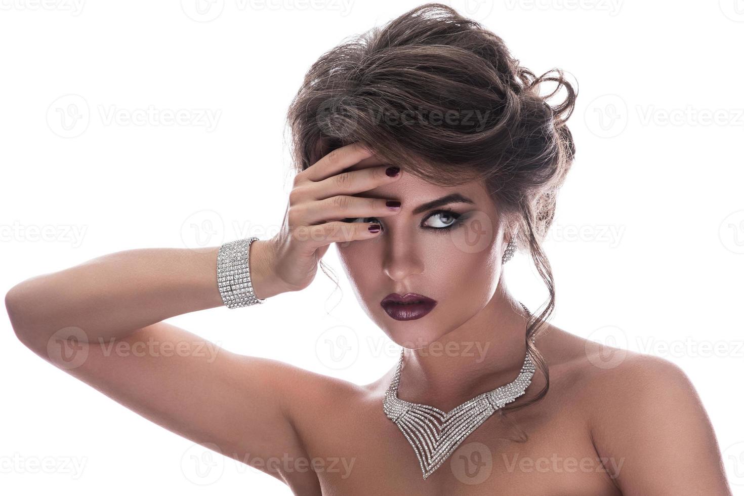 vrouw is vervelend mooi sieraden Aan wit achtergrond foto