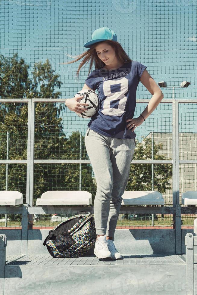 mooi tiener- meisje Aan de school- werf foto