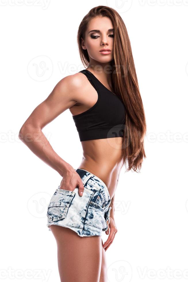 geschiktheid meisje vervelend jeans shorts Aan wit achtergrond foto