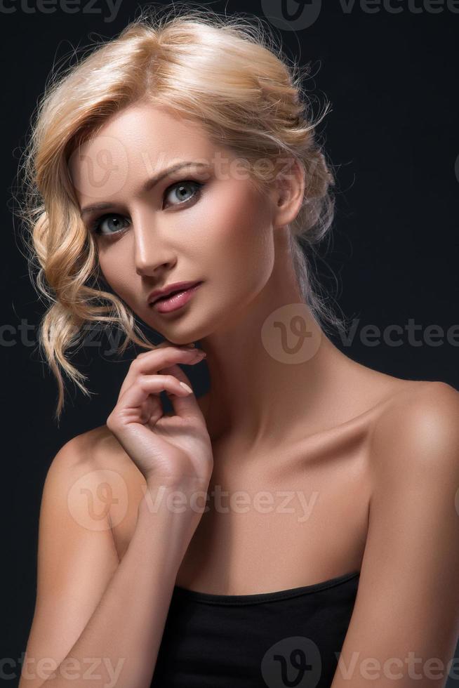blond meisje met mooi gezicht Aan donker achtergrond foto