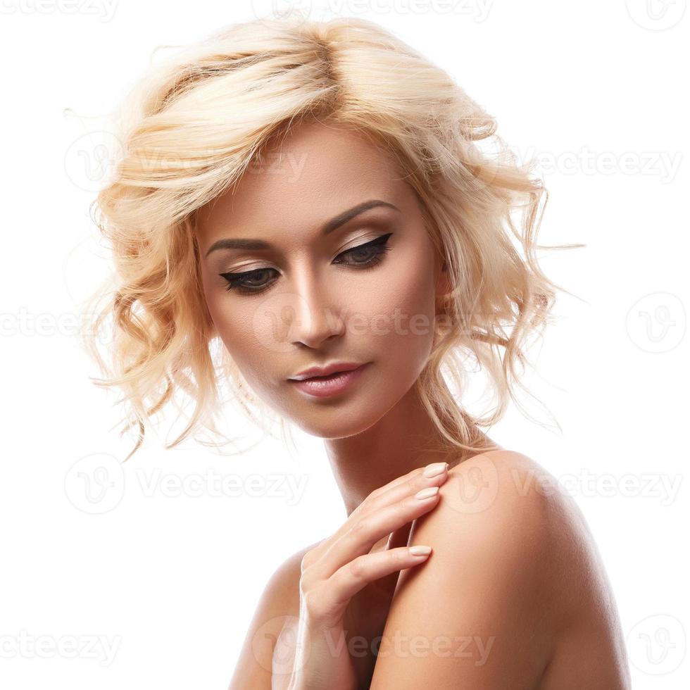 jong mooi blond meisje Aan wit achtergrond foto