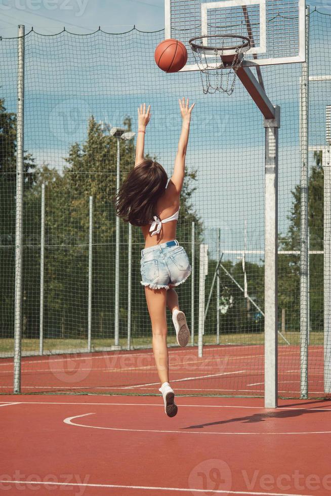 jong sexy vrouw met Aan een basketbal speelplaats foto