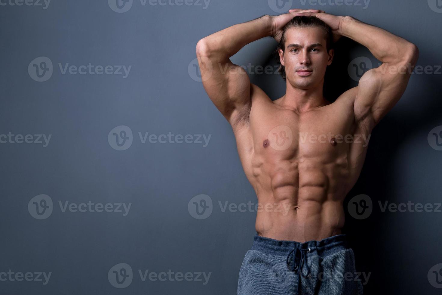 knap en gespierd Mens poseren in studio foto