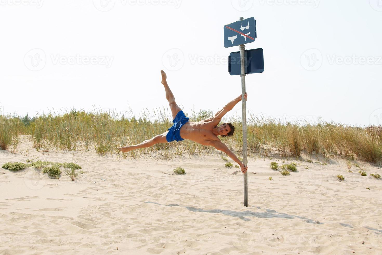 gespierd Mens gedurende zijn training Aan de strand foto