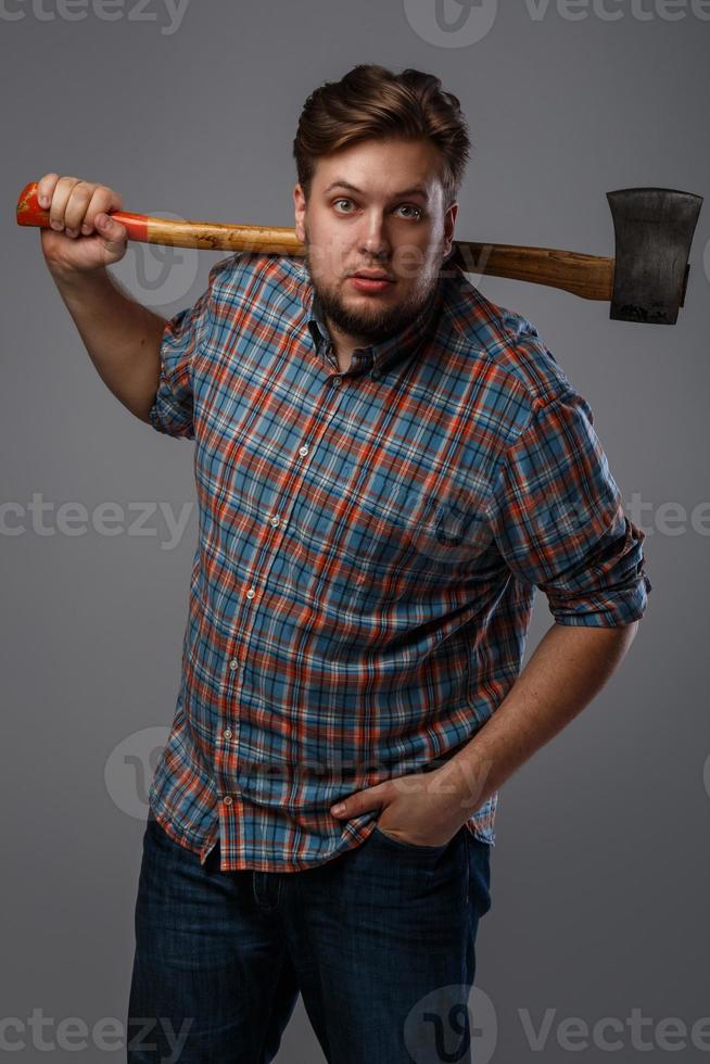 gebaard Mens met bijl poseren in studio foto