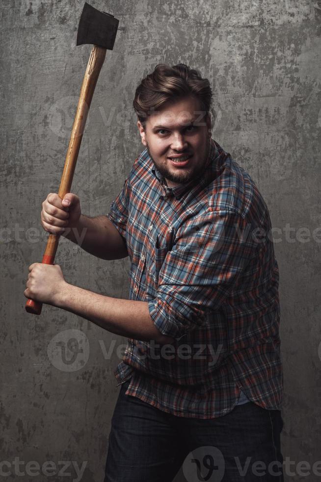 gebaard Mens met bijl poseren in studio foto