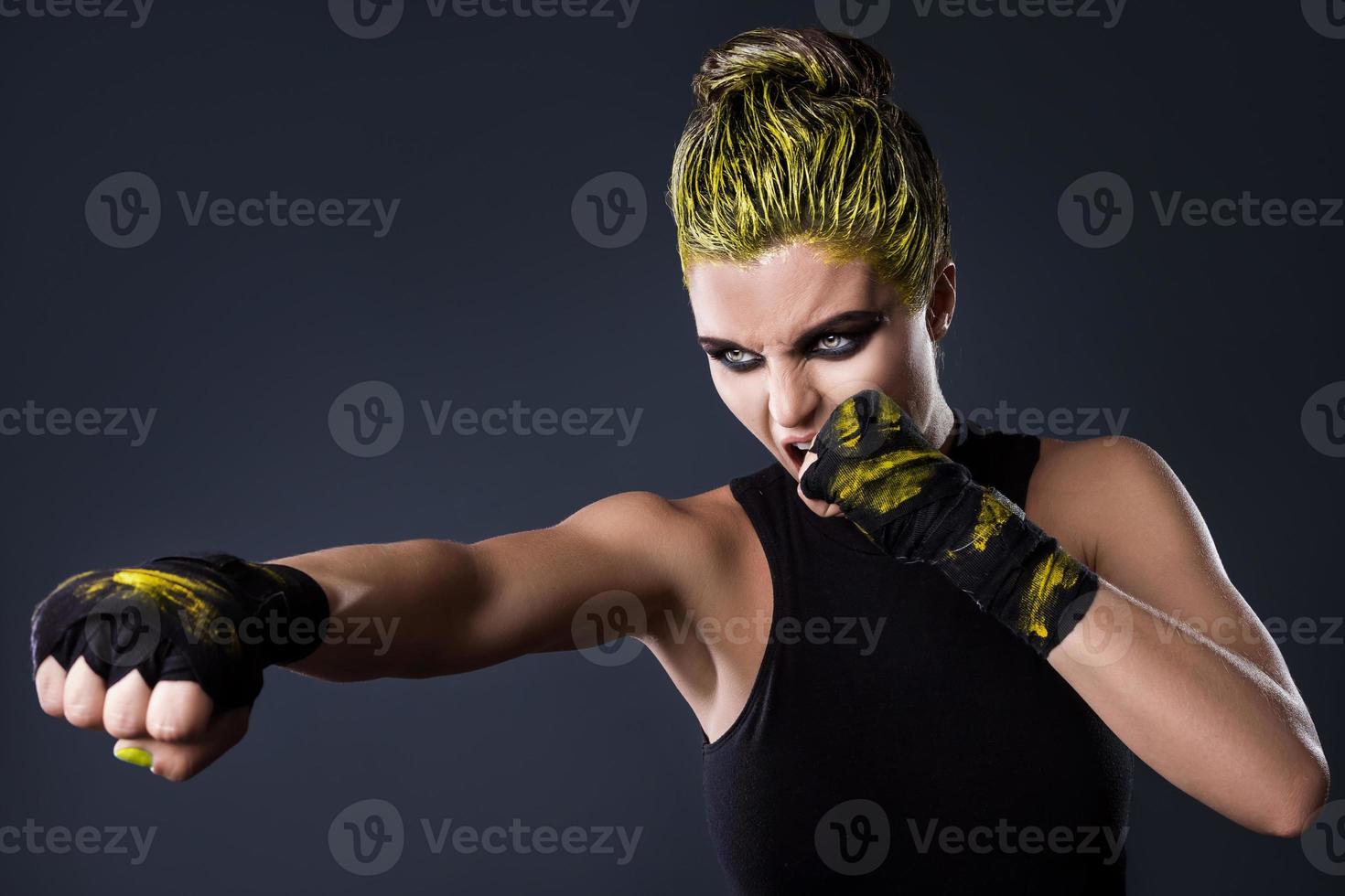 vrouw mma vechter met geel haar- in studio foto