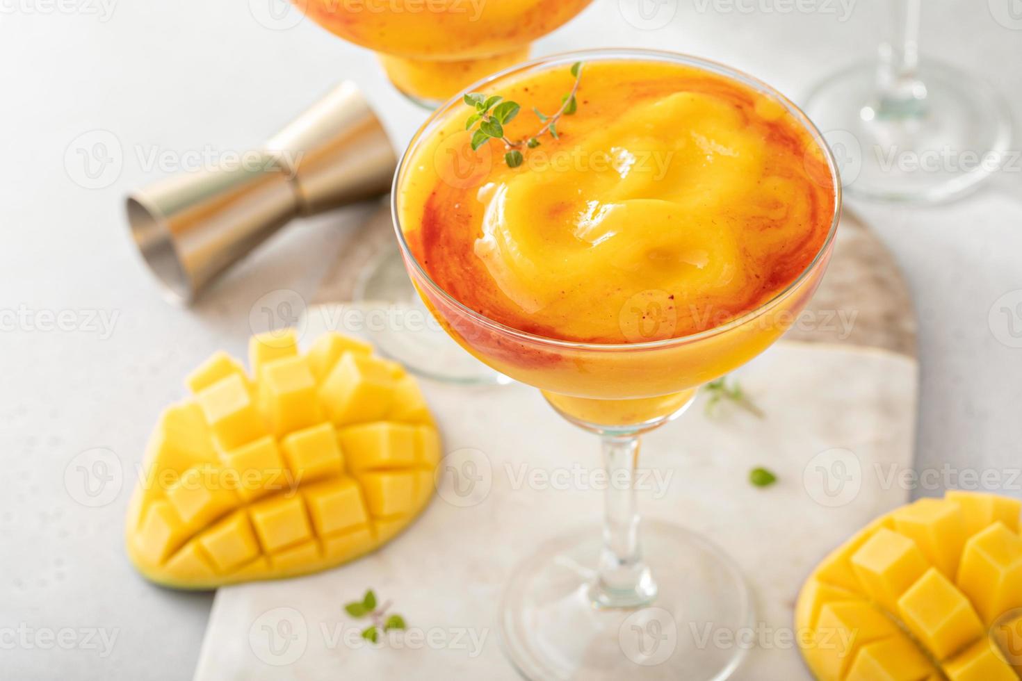 mangonada margarita cocktail, bevroren mango margarita met zeemeeuw foto