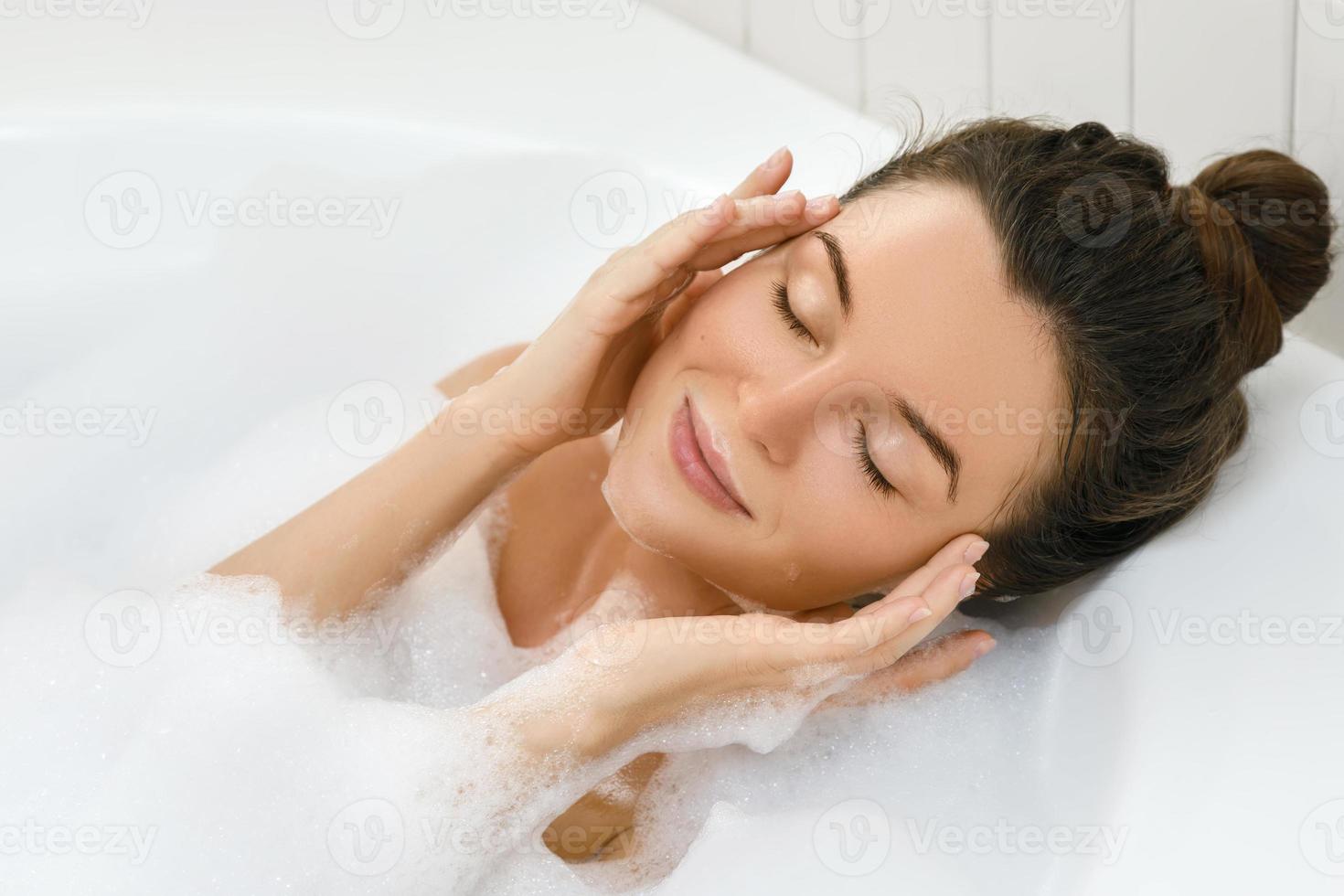 jong vrouw is nemen bad met een genoegen foto