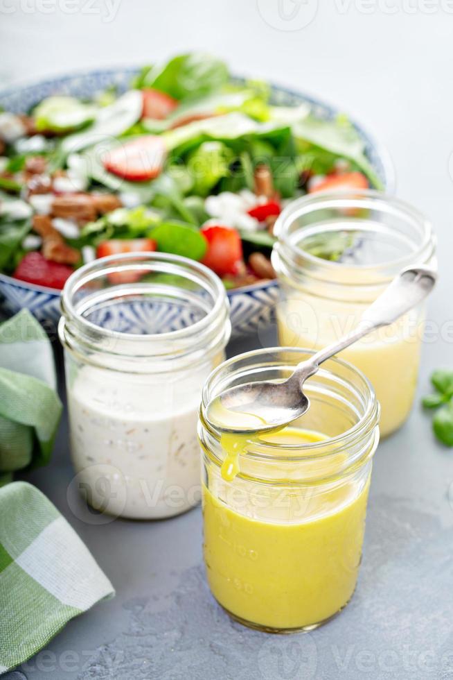 verscheidenheid van salade dressings in glas potten foto