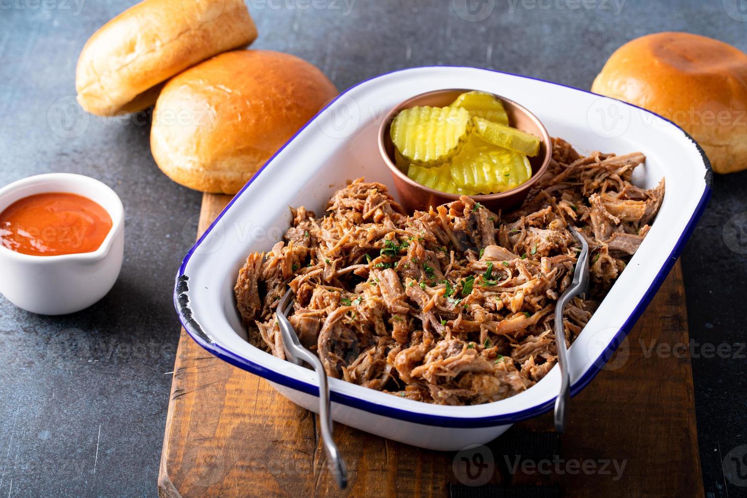 getrokken varkensvlees Aan een portie schotel, klaar naar eten foto