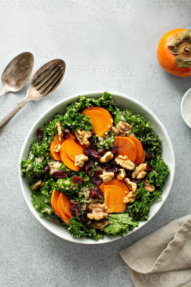 vallen salade met boerenkool, walnoten en kaki foto