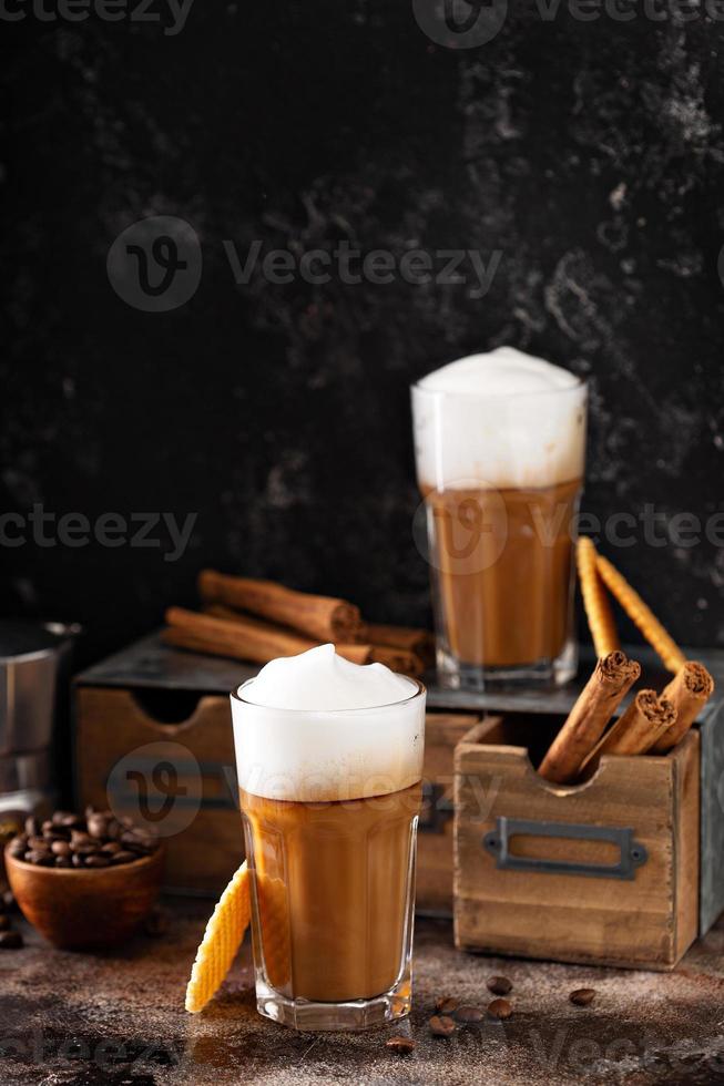 koffie latte in klein bril foto