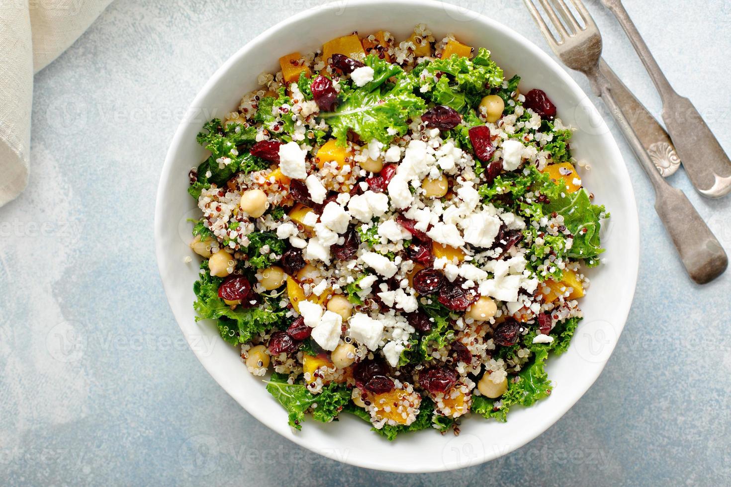 boerenkool en quinoa salade met kikkererwten foto